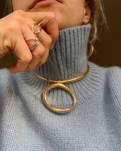 Dolcevita impreziosito da una collana rigida