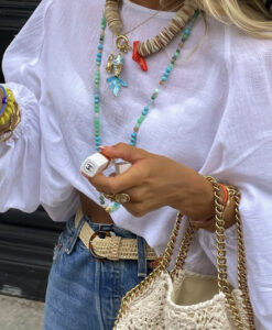 Perline, jeans e borsa di Stella McCartney